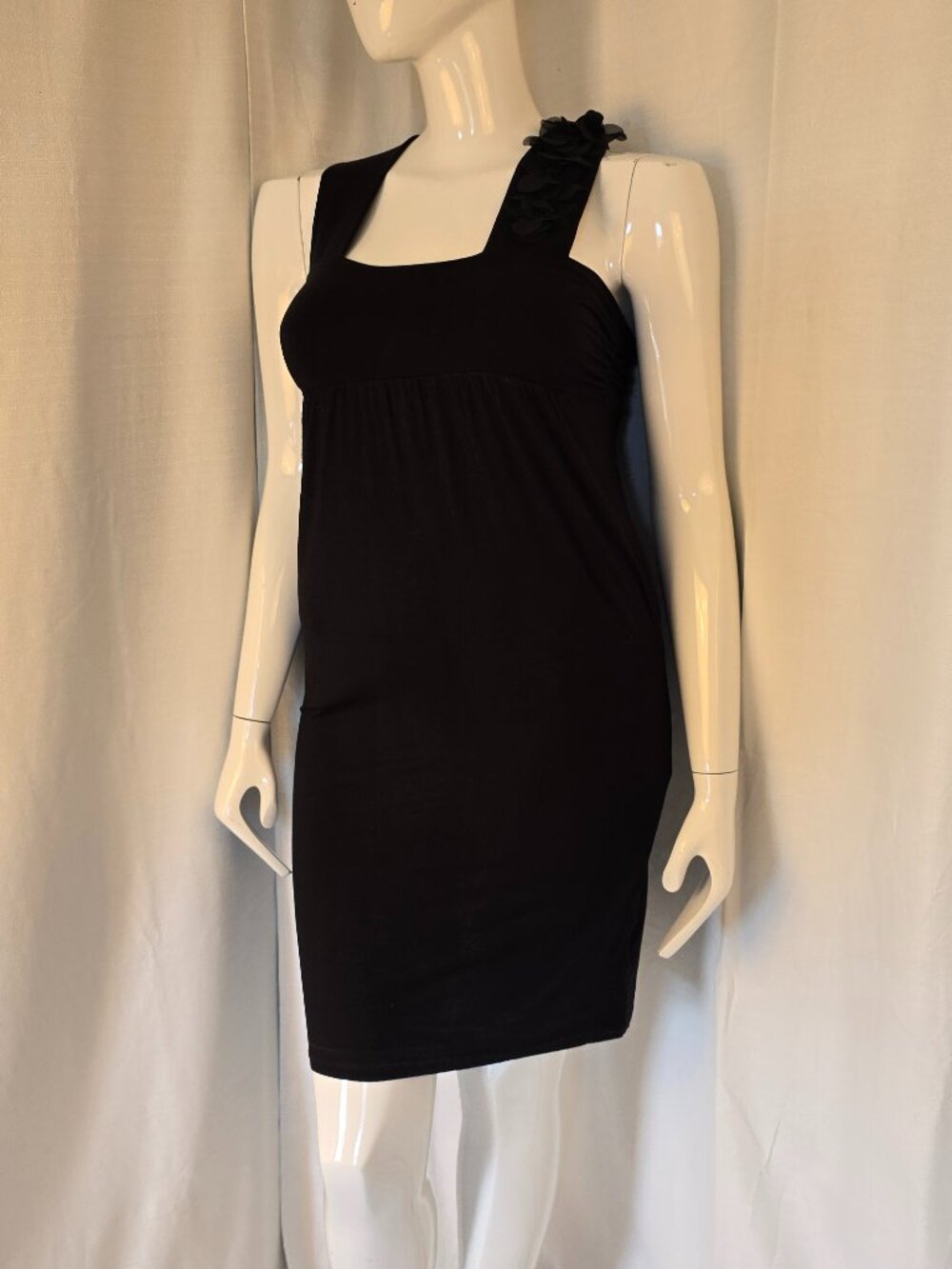 Vera Wang Sleeveless Black Dress with Flowers on Shoulder Size Small